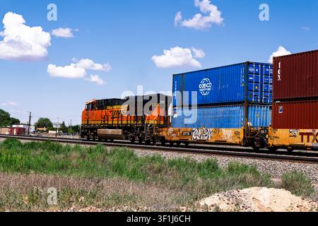 Mountainair Station 7-12-2026 Mountainair NM USA Ostwärts BNSF-Zug mit Langgut, der Mountainair New Mexico auf der BNSF Clovis-Subroute verlässt Stockfoto