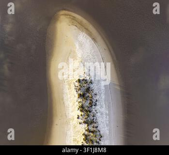 Luftaufnahme der Salzkruste und der spärlichen Vegetation des Lake Tyrrell im Buloke Shire, Victoria, Australien. Stockfoto
