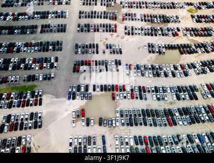 Reihen von geparkten Neuwagen, die einen großen Außenlagerplatz füllen Stockfoto