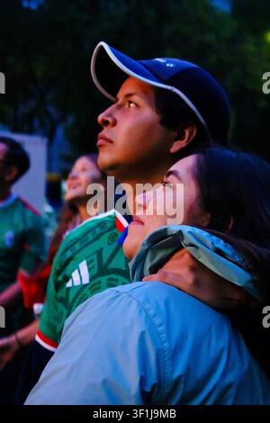 Mexiko-Stadt, CDMX, Mexiko – 5. Juli 2026: Fußballfans beobachten das Spiel in konzentrierter Vorfreude Stockfoto