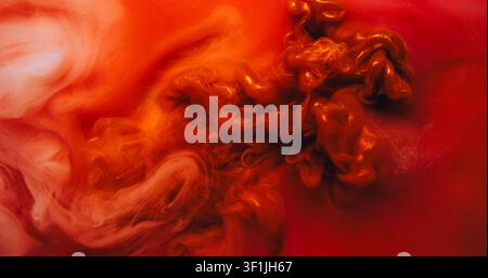 Dampfströmung. Tintenwirbel. Rotorange schimmernde Kunstrauch-Flüssigkeitsströmung Farbmischung. Rauchschwaden helle Drehung abstrakter Wasserunschärfebackground. Stockfoto