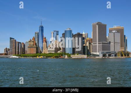 New York City, USA – 8. Juni 2026: Skyline von Lower Manhattan mit Battery Park und aktiver Uferinfrastruktur-Bau. Stockfoto