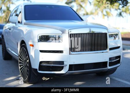 April 2025. Miami. Rolls Royce Luxusauto im Freien. Phantom Rolls Royce auf der Straße. Exklusives Luxusauto. Rollt Royce V12-Motor. Premium Stockfoto