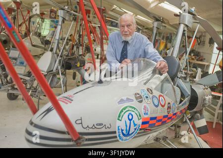 Wing Commander Ken Wallis MBE. Der 94-jährige ehemalige Bomberpilot versucht, den Autogyro-Geschwindigkeitsrekord zu brechen, indem er mit seinem in Handarbeit gebauten Flugzeug 140 Meilen pro Stunde erreicht Stockfoto