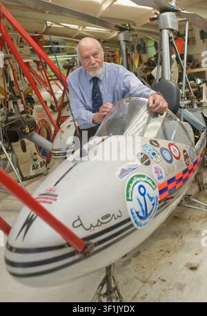 Wing Commander Ken Wallis MBE. Der 94-jährige ehemalige Bomberpilot versucht, den Autogyro-Geschwindigkeitsrekord zu brechen, indem er mit seinem in Handarbeit gebauten Flugzeug 140 Meilen pro Stunde erreicht Stockfoto