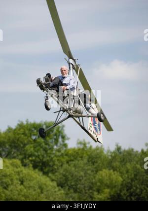 Wing Commander Ken Wallis MBE. Der 94-jährige ehemalige Bomberpilot versucht, den Autogyro-Geschwindigkeitsrekord zu brechen, indem er mit seinem in Handarbeit gebauten Flugzeug 140 Meilen pro Stunde erreicht Stockfoto