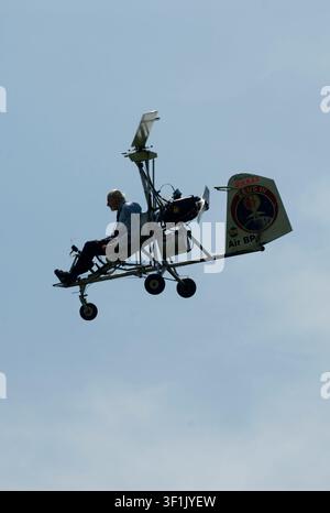 Wing Commander Ken Wallis MBE. Der 94-jährige ehemalige Bomberpilot versucht, den Autogyro-Geschwindigkeitsrekord zu brechen, indem er mit seinem in Handarbeit gebauten Flugzeug 140 Meilen pro Stunde erreicht Stockfoto
