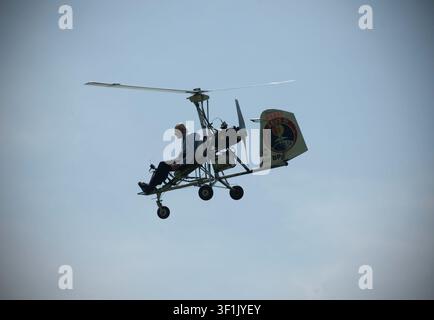 Wing Commander Ken Wallis MBE. Der 94-jährige ehemalige Bomberpilot versucht, den Autogyro-Geschwindigkeitsrekord zu brechen, indem er mit seinem in Handarbeit gebauten Flugzeug 140 Meilen pro Stunde erreicht Stockfoto