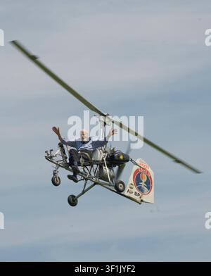 Wing Commander Ken Wallis MBE. Der 94-jährige ehemalige Bomberpilot versucht, den Autogyro-Geschwindigkeitsrekord zu brechen, indem er mit seinem in Handarbeit gebauten Flugzeug 140 Meilen pro Stunde erreicht Stockfoto