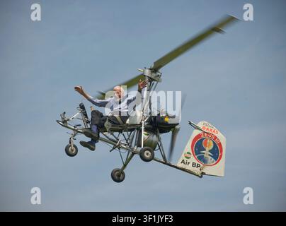 Wing Commander Ken Wallis MBE. Der 94-jährige ehemalige Bomberpilot versucht, den Autogyro-Geschwindigkeitsrekord zu brechen, indem er mit seinem in Handarbeit gebauten Flugzeug 140 Meilen pro Stunde erreicht Stockfoto