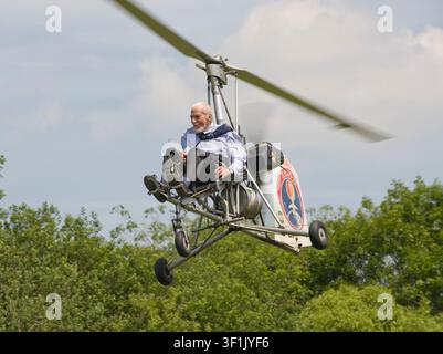 Wing Commander Ken Wallis MBE. Der 94-jährige ehemalige Bomberpilot versucht, den Autogyro-Geschwindigkeitsrekord zu brechen, indem er mit seinem in Handarbeit gebauten Flugzeug 140 Meilen pro Stunde erreicht Stockfoto