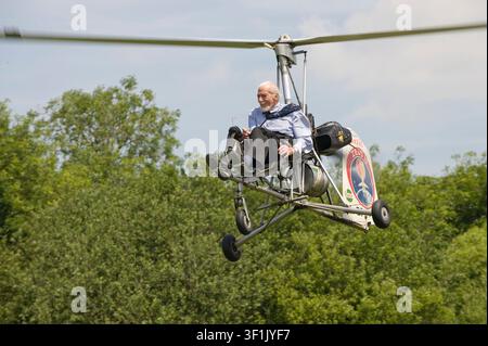 Wing Commander Ken Wallis MBE. Der 94-jährige ehemalige Bomberpilot versucht, den Autogyro-Geschwindigkeitsrekord zu brechen, indem er mit seinem in Handarbeit gebauten Flugzeug 140 Meilen pro Stunde erreicht Stockfoto