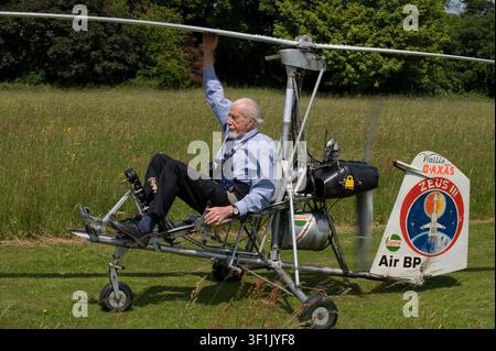 Wing Commander Ken Wallis MBE. Der 94-jährige ehemalige Bomberpilot versucht, den Autogyro-Geschwindigkeitsrekord zu brechen, indem er mit seinem in Handarbeit gebauten Flugzeug 140 Meilen pro Stunde erreicht Stockfoto