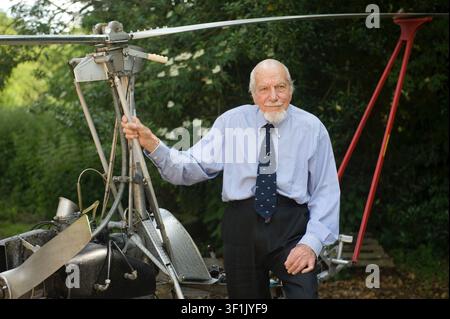 Wing Commander Ken Wallis MBE. Der 94-jährige ehemalige Bomberpilot versucht, den Autogyro-Geschwindigkeitsrekord zu brechen, indem er mit seinem in Handarbeit gebauten Flugzeug 140 Meilen pro Stunde erreicht Stockfoto