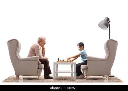 Oma spielt Schach mit Enkel auf weißem Hintergrund isoliert Stockfoto