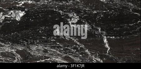 Eine dramatische Vollbild-Textur aus schwarzem kosmischem Granit mit dynamischen, fließenden weißen und silbernen Adern. Stockfoto