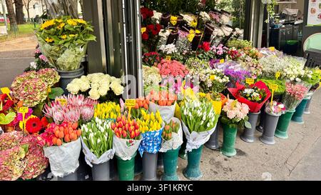 Blumensträuße zur Schau gestellt vor einem Blumenladen in Mailand Stockfoto