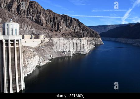 Lake Mead Reservoir und Hoover Dam Einlasstürme im Black Canyon, Nevada und Arizona, USA Stockfoto