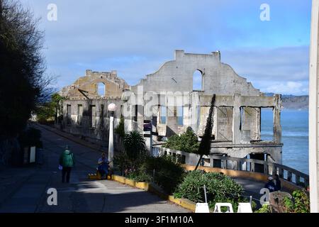 Zerstörte Offiziersunterkünfte und historische Gefängnisgebäude auf der Alcatraz-Insel, San Francisco, Kalifornien, USA Stockfoto