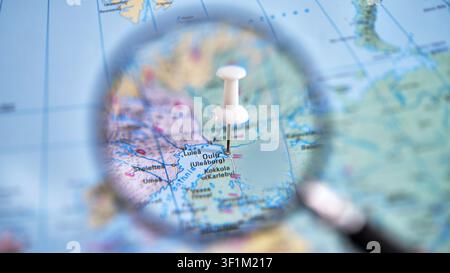 Eine Nahaufnahme einer gedruckten Karte mit Oulu an einem bestimmten Ort markiert. Stockfoto