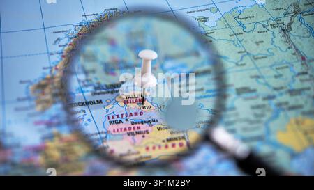 Entdecken Sie Tartu Estland auf einer gedruckten Karte mit einer Lupe Stockfoto
