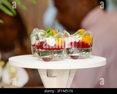 Elegante herzhafte Verrine-Vorspeisen mit Rote Bete, Sahne und farbenfroher Garnitur bei einer Hochzeitsfeier Stockfoto