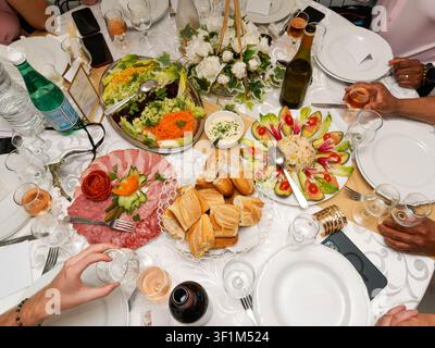 Ansicht von oben auf den Hochzeitstisch mit kaltem Buffet, Salaten, Wurstwaren und Brot Stockfoto