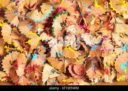Vollbild-Oberblick auf einen dichten Haufen bunter Holzspäne von Bleistiften. Stockfoto