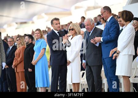 @Jeanne Accorsini/maxppp, Frankreich, Paris, 2026/07/14 Französischer Präsident Emmanuel Macron, seine Frau Brigitte Macron, britischer Premierminister Keir Starmer, ukrainische First Lady Olena Zelenska, ukrainischer Präsident Volodymyr Zelenskyy, französischer Premierminister Sebastien Lecornu, deutscher Kanzler Friedrich Merz und Präsident des französischen Senats Gerard Larcher nehmen an der jährlichen Militärparade zum Bastillientag auf der Place de la Concorde in Paris, Frankreich, am 14. Juli, Paris; 14. Juli 2026; Parade am 14. Juli in Paris teil. 6.600 Soldaten zu Fuß, eine Rekordzahl an Fahrzeugen, 500 Soldaten von der Koalition der Stockfoto