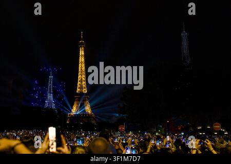 Lichtshow am Eiffelturm Paris Frankreich 13. Juli 2026 Bastillientag Stockfoto
