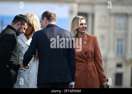 Paris, Frankreich. 14. Juli 2026. Der französische Premierminister Sebastien Lecornu und Brigitte Macron, Ehefrau des französischen Präsidenten Emmanuel Macron, begrüßen den ukrainischen Präsidenten Volodymyr Zelensky und die First Lady Olena Zelenska bei ihrer Ankunft zur jährlichen Militärparade zum Bastillientag auf dem Place de la Concorde in Paris, Frankreich, am 14. Juli 2026. Foto von Jeanne Accorsini/Pool/ABACAPRESS.COM Credit: Abaca Press/Alamy Live News Stockfoto
