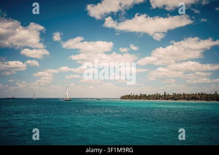 Türkisblaue Wasseroberfläche des Karibischen Meeres in Punta Cana Stockfoto