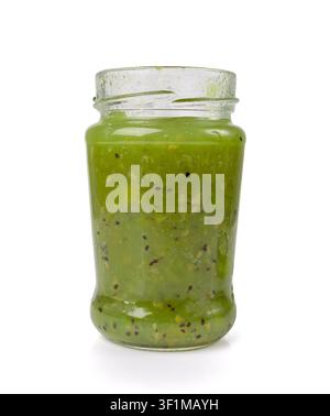Grüne Marmelade isoliert, süßes Kiwikonfit in Gläser, Stachelbeer-Marmelade, grüne Tomatenmarmelade, Sirupsauce, grüne Marmelade auf weißem Hintergrund Stockfoto