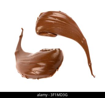 Schokoladenfleck isoliert, geschmolzene Schokoladenstruktur auf weißem Hintergrund, Schokoladensoßenmuster, Kakao-Haselnuss-Creme, flüssige Schokoladenpaste, Braun C Stockfoto