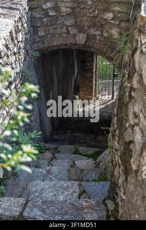 Alte Steintreppe und Torbogenpfad in einem mittelalterlichen Kloster Stockfoto
