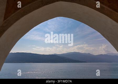 Seeblick durch einen alten Steinbogenrahmen Stockfoto