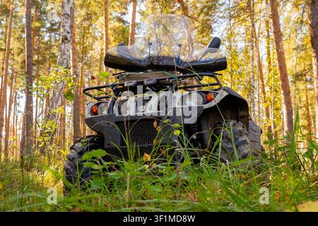 Stels ATV im Wald. Geländewagen oder Quadbike oder Quad. Vorderansicht, Stoßstange. Jekaterinburg, Russland, 8.19.25 Stockfoto