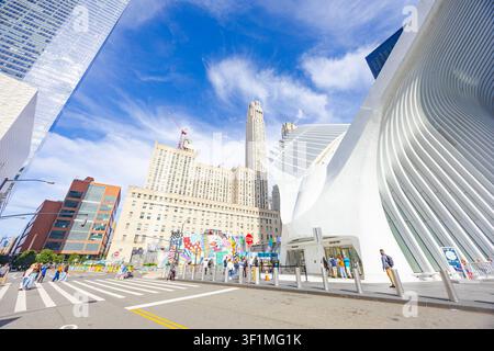New York, USA - 25. August 2026: Zentrale Straßen von New York City in Manhattan an einem sonnigen Tag Stockfoto