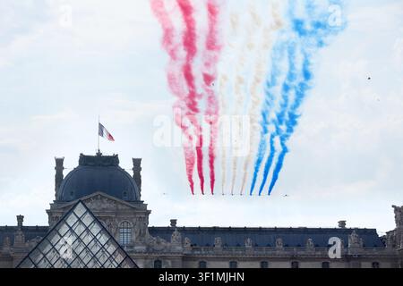 Paris, Frankreich. 14. Juli 2026. Jets der französischen Luft- und Weltraumstreitkräfte der Patrouille de France ziehen blaue, weiße und rote Rauchschwaden hinter sich her – die Farben der französischen Flagge –, während sie über das Louvre-Museum fliegen, während der Militärparade zum Nationalfeiertag in Paris, Frankreich, am Dienstag, dem 14. Juli 2026. Foto von Maya Vidon-White/UPI. Credit: UPI/Alamy Live News Stockfoto