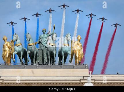 Paris, Frankreich. 14. Juli 2026. Jets der Patrouille de France der französischen Luft- und Weltraumstreitkräfte ziehen blaue, weiße und rote Rauchwolken – die Farben der französischen Flagge – hinter sich her, während sie über den Statuen auf dem Eingang zum Tuileriegarten fliegen, während der Militärparade zum Nationalfeiertag in Paris, Frankreich, am Dienstag, dem 14. Juli 2026. Foto von Maya Vidon-White/UPI. Credit: UPI/Alamy Live News Stockfoto