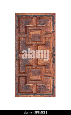 Eine antike Holztür mit geometrischen geschnitzten Mustern und schmiedeeisernen Elementen ist auf weißem Hintergrund isoliert. Stockfoto
