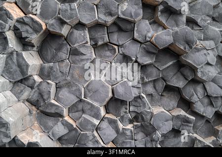 Eine Nahaufnahme, ein abstrakter Blick auf die natürlich vorkommenden sechseckigen Vulkangebäude aus Basalt, die die rohe Textur und die geometrischen Muster hervorheben. Stockfoto