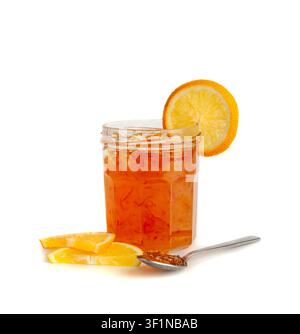 Orangenmarmelade im Glas isoliert, Aprikosenmarmelade, Fruchtgelee fruchtige Konfitüre, gelb-roter Sirup im Löffel, Mangosauce, Orangenmarmeladenglas auf weißem Hintergrund Stockfoto