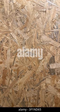 Detaillierte Textur einer orientierten Spanplatte (OSB) mit sichtbaren Holzspänen. Stockfoto