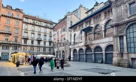 Loggia degli Osii und Brunnen des Broletto im Zentrum der Piazza dei Mercanti, des Marktplatzes, im historischen Zentrum von Mailand, Italien Stockfoto