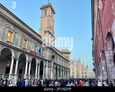 Überfüllte Piazza dei Mercanti, Marktplatz, im historischen Zentrum von Mailand, Italien Stockfoto