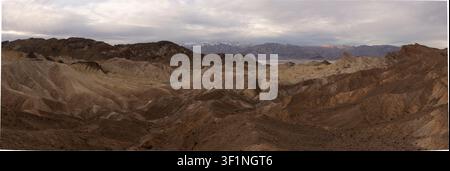 Wüstenberglandschaft mit dramatischem bewölktem Himmel Stockfoto
