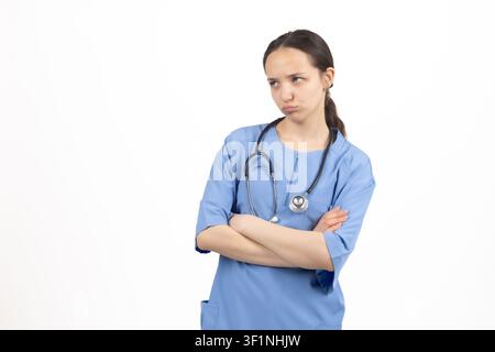 Selbstbewusster medizinischer Fachkraft mit verschränkten Armen im Studio Stockfoto