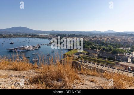 Korfu, Griechenland, 10. Juli 2026: Panoramablick auf den Hafen von Korfu, die antike Festung und die Stadt unter einem klaren Himmel Stockfoto