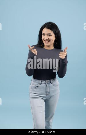 Energetische junge Frau tanzt und bewegt ihre Arme im Studio Stockfoto